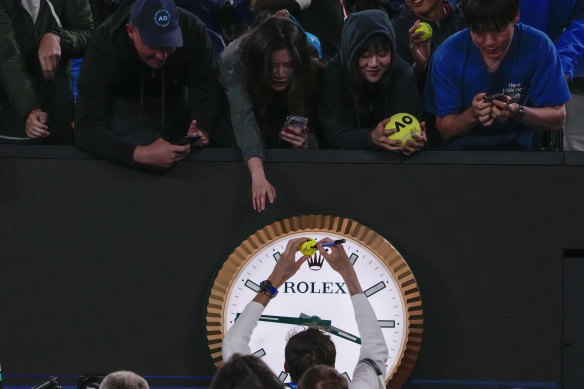 Medvedev signs autographs after defeating Ruusuvuori.