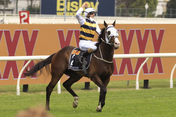 Hugh Bowman returns to scale on I’m Thunderstruck. 