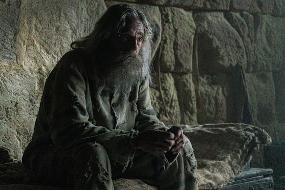 Jeremy Irons como Abade Faria em O Conde de Monte Cristo.