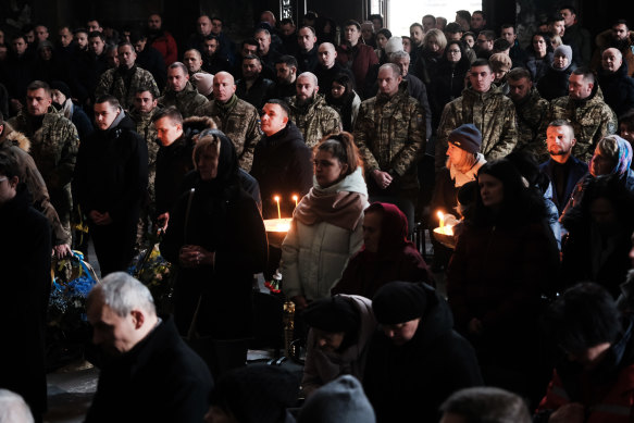 Гражданские лица, семьи и военные присутствуют на похоронах рядового Григория Дубуша, погибшего в бою под Снегоровкой 29 декабря во Львове, Украина.