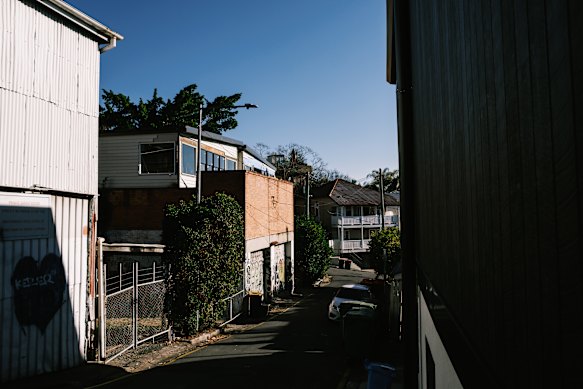 In the 1970s, Petrie Terrace had cheap accommodation that attracted artists, musicians, actors and bohemians.
