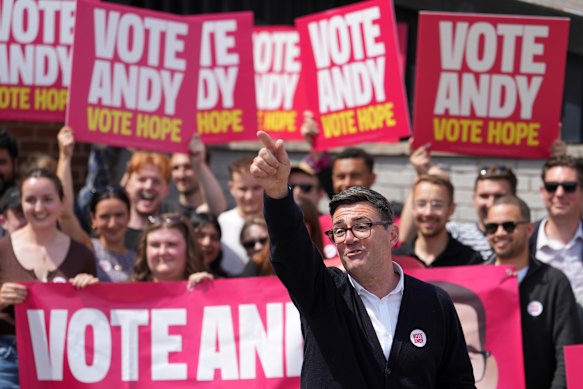 Andy Burnham, il cosiddetto “re del nord”, è ampiamente visto come la risposta alle preghiere del partito laburista britannico in un momento in cui viene schiacciato nei sondaggi. .