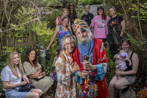 Meeting the Wizard: Baba Desi with friend Pauline Klemm and some of the volunteers helping him.