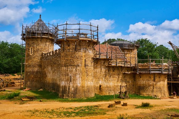 Guedelon aims at reconstructing an authentic thirteenth-century castle using only the materials, tools and techniques available at the time.