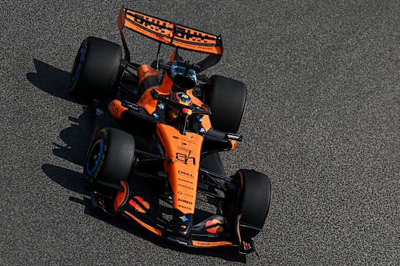 Piastri tests the new McLaren in Bahrain.