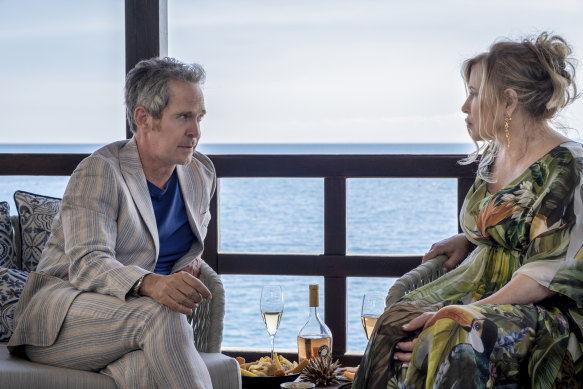 Tom Hollander as Quentin and Jennifer Coolidge as Tanya in The White Lotus.