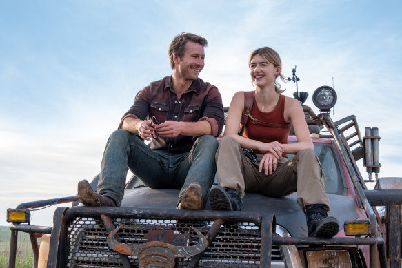 Glen Powell plays cowboy scientist Tyler, opposite Edgar-Jones’ meteorologist Kate. 