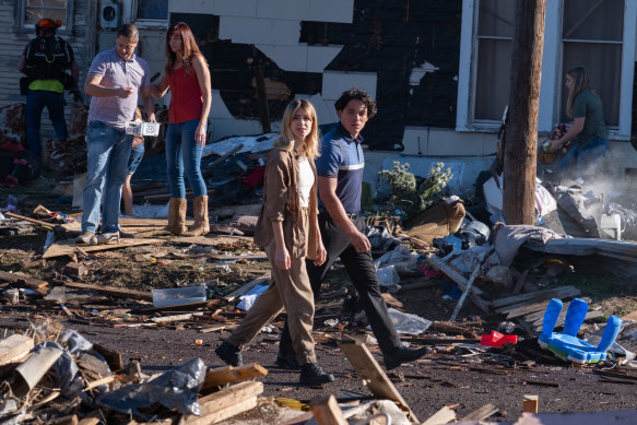 Edgar-Jones and Anthony Ramos walk through the wreckage in Twisters. 