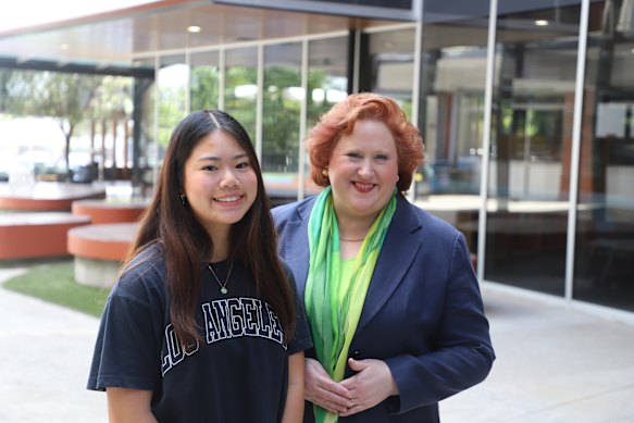 Strathcona Girls Grammar dux Amanda Un com a diretora Lorna Beegan.