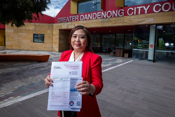 Dandenong Mayor Sophie Tan with a council rates notice.