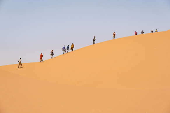 Cameras sweep over vast stretches of the Sahara, picking out tiny figures trudging across the sands, in Io Capitano.