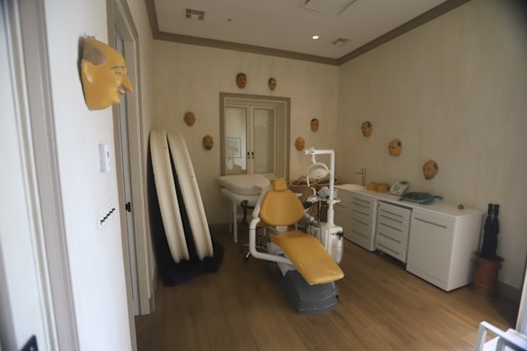 L'apparente studio dentistico, con le pareti adornate da mascherine.