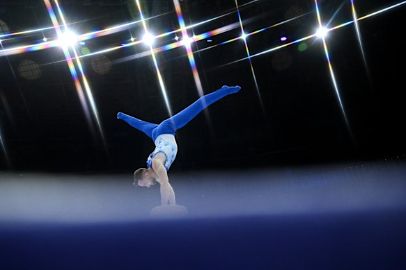 Artem Dolgopyat, da equipe de Israel, compete no cavalo com alças no Campeonato Mundial de Ginástica Artística da FIG na Bélgica em 2023.