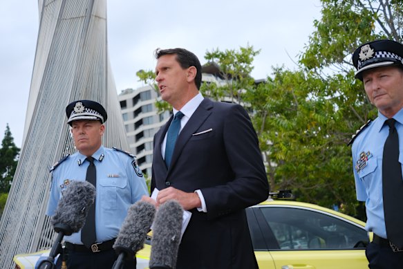 O Ministro da Polícia de Queensland, Dan Purdie, dirige-se à mídia com altos funcionários da polícia em Brisbane na manhã de terça-feira. 
