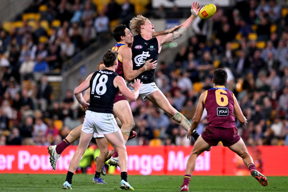 Tom De Koning of the Blues and Brisbane’s Oscar McInerney fly for the ball.