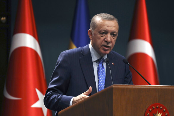 Türkiye Cumhurbaşkanı Recep Tayyip Erdoğan, İsveç'in NATO'ya katılmasına onay veriyor.