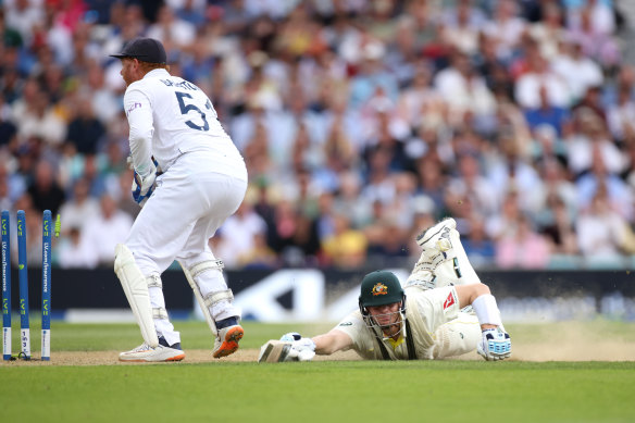 Steve Smith tries to make his ground.