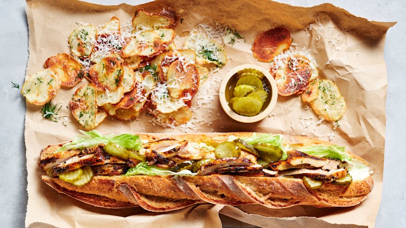 Okusen sendvič s piščancem z začimbami Old Bay navdušuje s hrustljavostjo, slanostjo in pikantnostjo