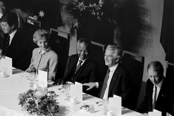 When Nelson Mandela
met Bob and Hazel Hawke
in Parliament House,
Canberra in 1990, he
was unfamiliar with the
history of Australia and
its Indigenous people.