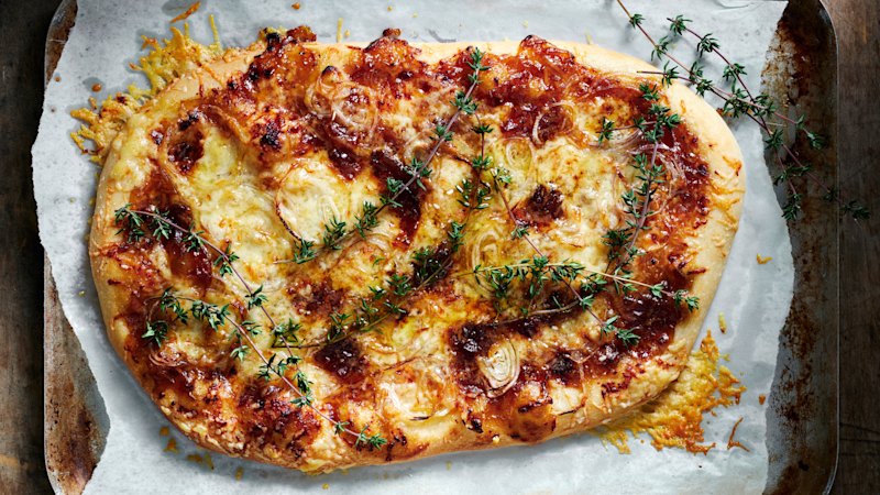 The French bistro classic gets a cheesy, golden pizza makeover
