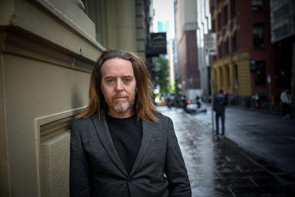 Tim Minchin outside Gimlet.