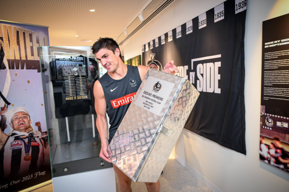 Collingwood’s Brayden Maynard with the 2023 premiership team’s time capsule.