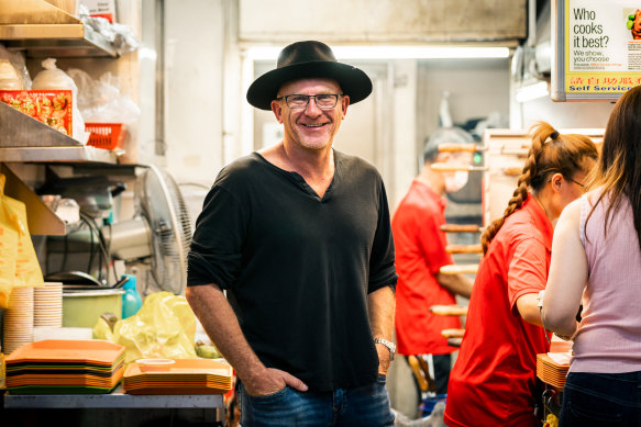 Few know Singapore’s eat streets as well as famed chef Matt Moran, who has had a long-time association with Singapore Airlines.
