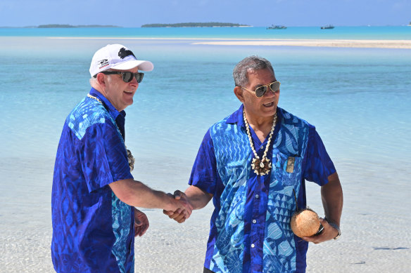 Энтони Альбанезе и премьер-министр Тувалу Каусеа Натано на острове Уан Фут.