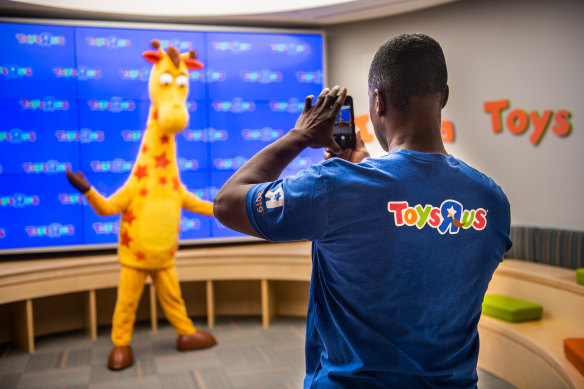 An employee takes a photograph of Toys ‘R’ Us mascot Geoffrey the Giraffe at a New Jersey store in 2019.