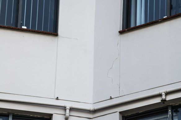 Earthquake damage to the Horizon Towers building at Hornsby. 