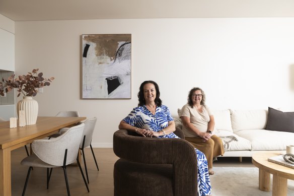 Sandra Wojcik and Sandra Biggs are neighbours in the same apartment block. 