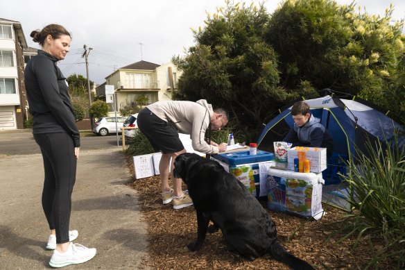 More than 6000 locals have signed a petition calling on the council to let Jesse keep selling at Coogee.