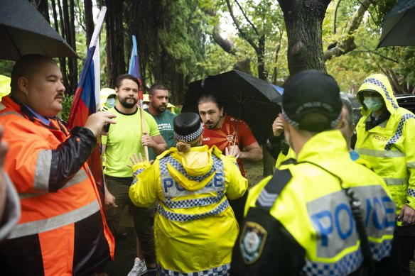 Police had to get involved as pro-Ukraine and pro-Russia demonstrators argued outside the Russian consulate in Woollahra on Saturday.