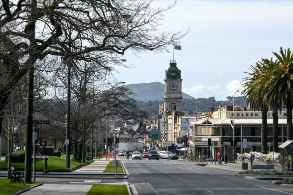 Regional centres such as Ballarat offer cheaper house prices. 