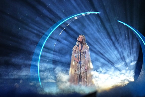 L'australiano Delta Goodrem si esibisce durante la finale del 70° Eurovision Song Contest a Vienna, a maggio.