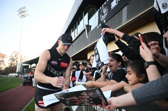 Brayden Maynard with Collingwood fans at training on Friday.