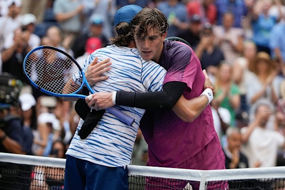 Jack Draper hugs de Minaur after winning their US Open quarter-final in September last year.