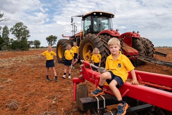 The tiny NSW school that’s growing and harvesting its own wheat crop