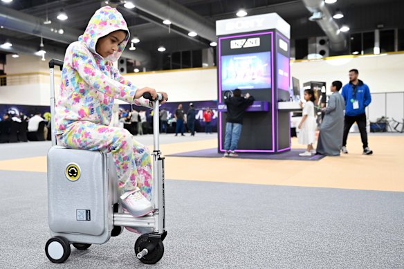 A bagagem inteligente motorizada pode atingir velocidades de até 12 km/h.