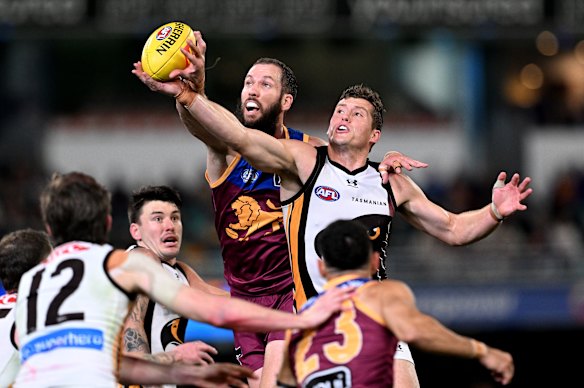 Darcy Fort and Lloyd Meek compete for the ball.