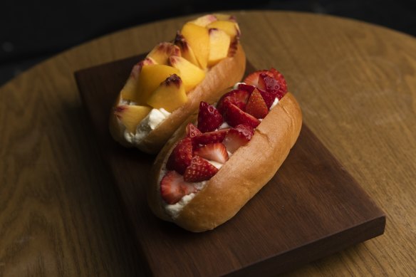 Peach and strawberry fruit sandwiches with creamy frills of
mascarpone.