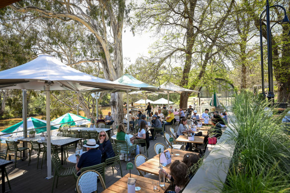 Although in the heart of suburbia, the boathouse has an Aussie bush setting.