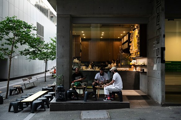 Parami has outdoor seating.