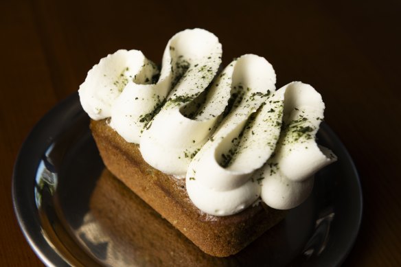 The semolina, olive oil and basil cake.