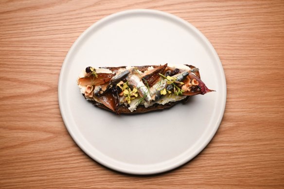 Sardines on toast with sweet-sour onion, currants soaked in tea and toasted hazelnuts.