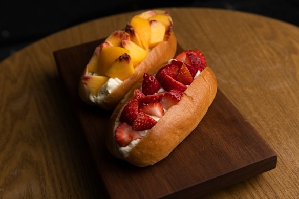 Peach and strawberry fruit rolls with mascarpone.