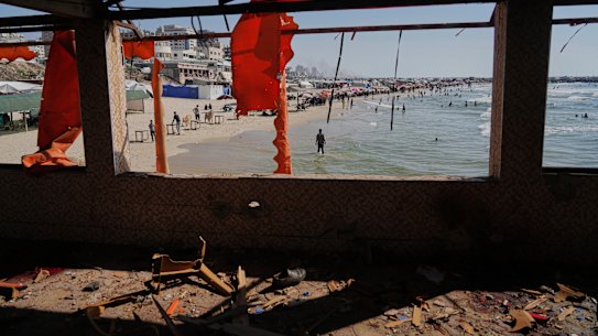 Um café destruído à beira-mar na cidade de Gaza.