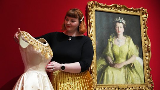 Una curatrice della mostra Queen Elizabeth II: Her Life in Style.