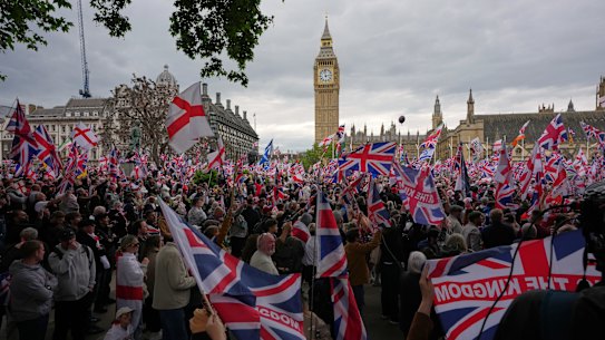 I manifestanti si riuniscono in Piazza del Parlamento durante la marcia di estrema destra Unite the Kingdom a Londra, sabato 16 maggio 2026. (AP 