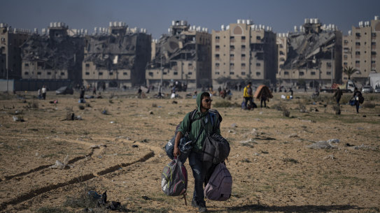 Palestinians flee from east to west of Khan Younis during Israeli bombardments.